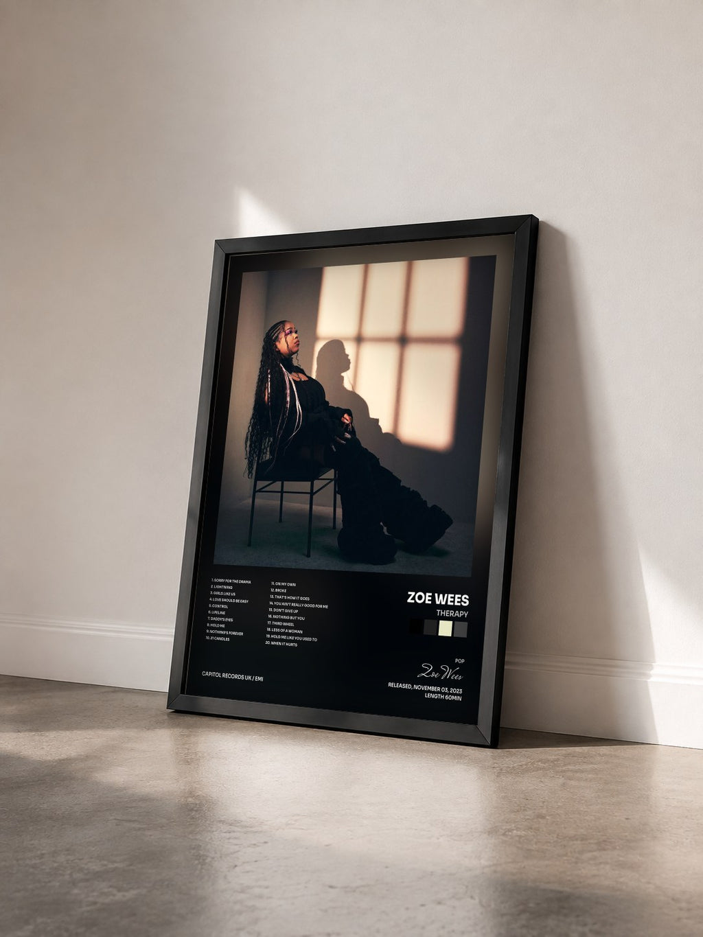 #noir Tableau de l'album Therapy de Zoe Wees vu de trois quarts, cadre noir