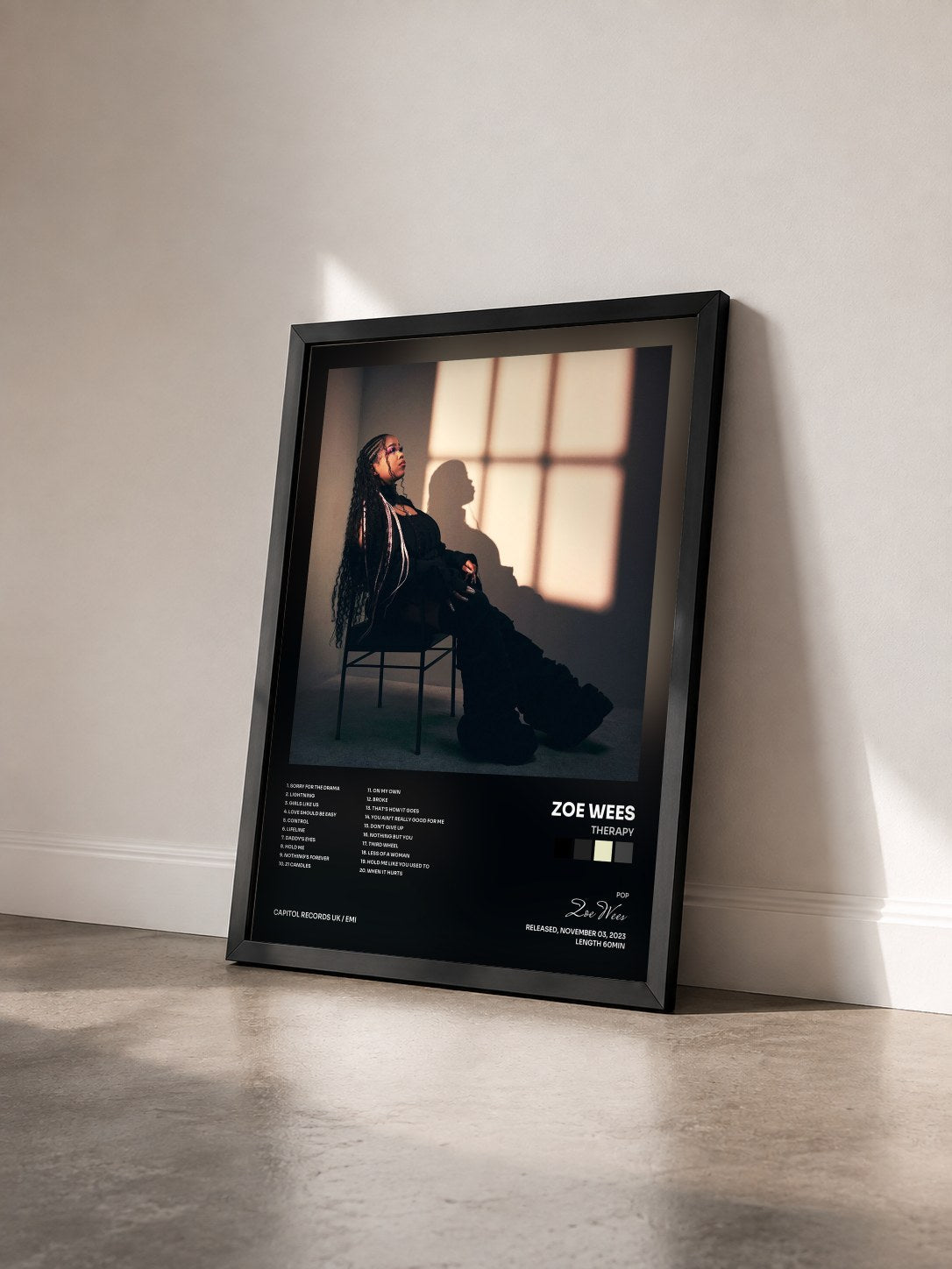 #noir Tableau de l'album Therapy de Zoe Wees vu de trois quarts, cadre noir