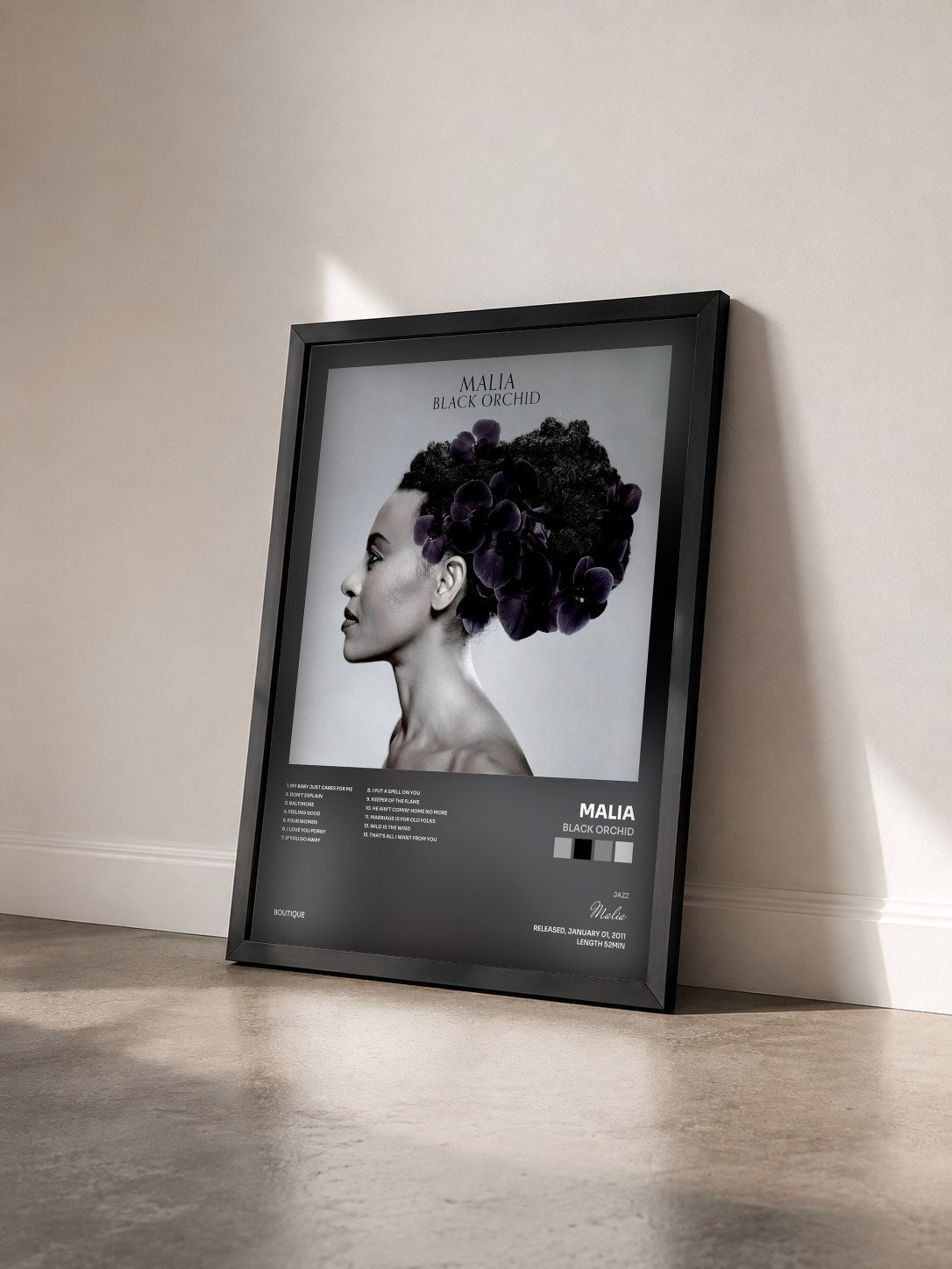#noir Tableau de l'album Black Orchid de Malia vu de trois quarts, cadre noir