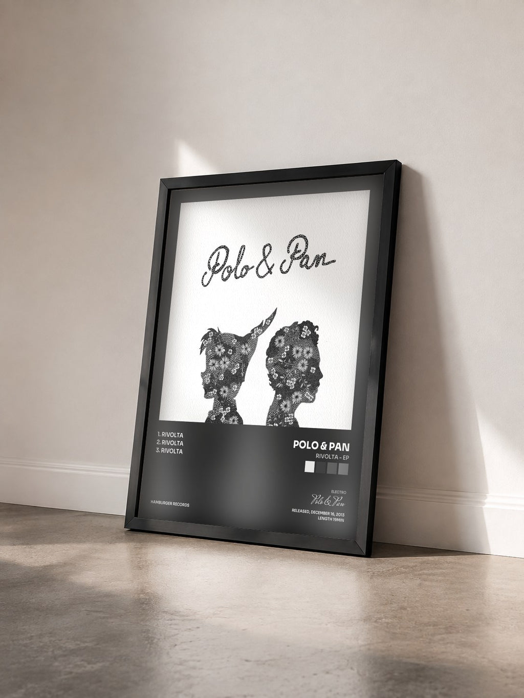 #noir Tableau de l'album Rivolta - EP de Polo & Pan vu de trois quarts, cadre noir
