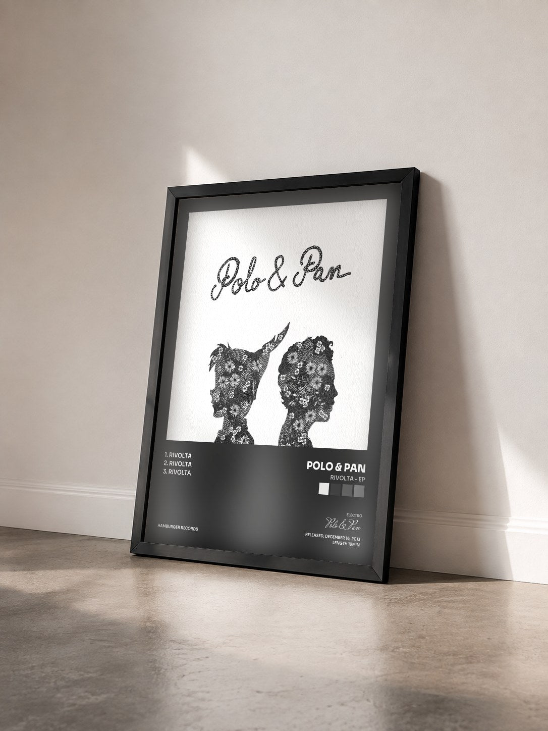 #noir Tableau de l'album Rivolta - EP de Polo & Pan vu de trois quarts, cadre noir