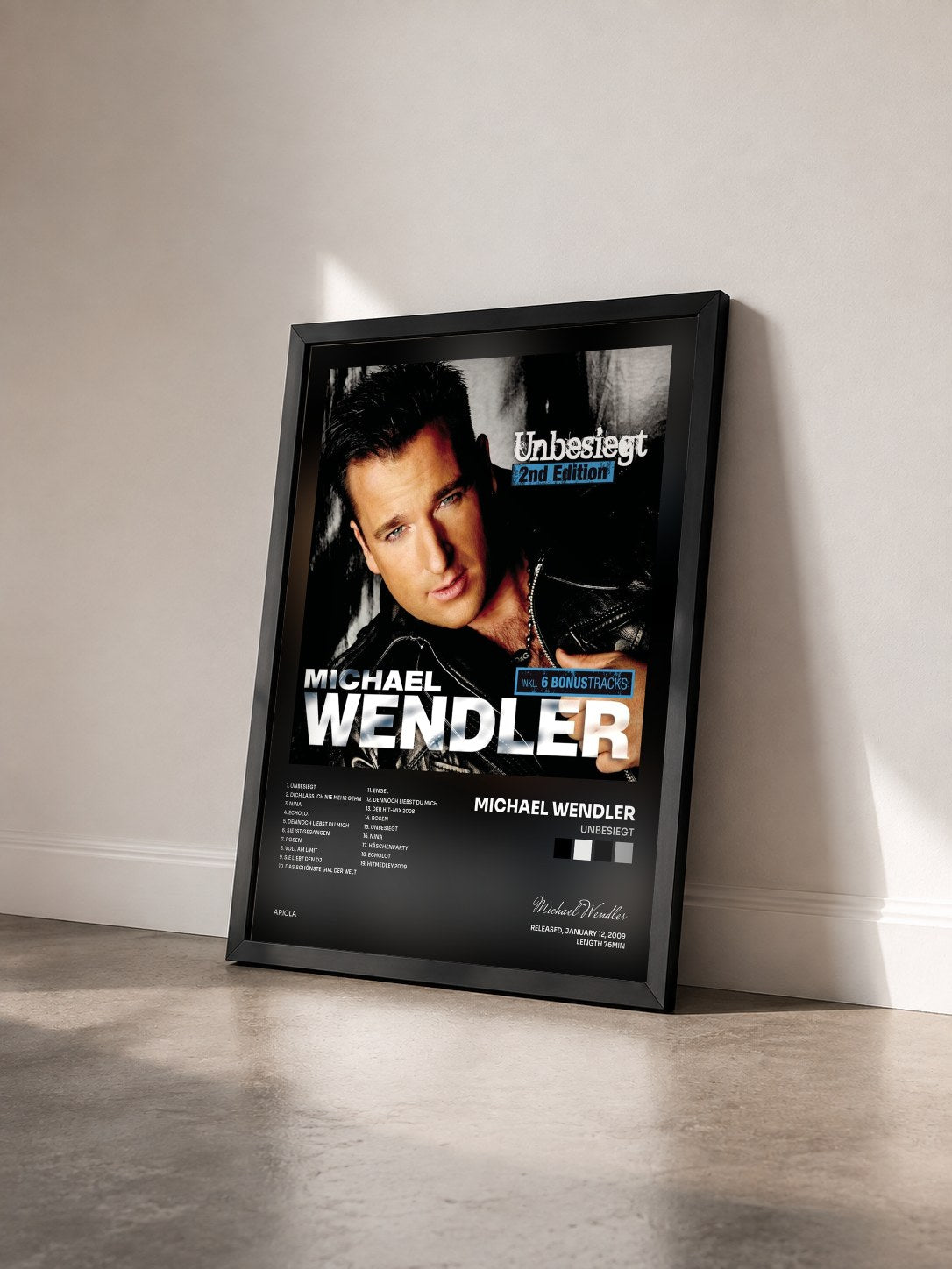 #noir Tableau de l'album Unbesiegt de Michael Wendler vu de trois quarts, cadre noir