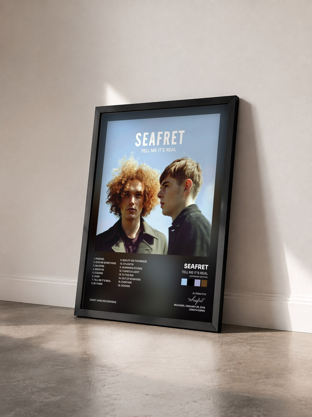#noir Tableau de l'album Tell Me It's Real (Expanded Edition) de Seafret vu de trois quarts, cadre noir