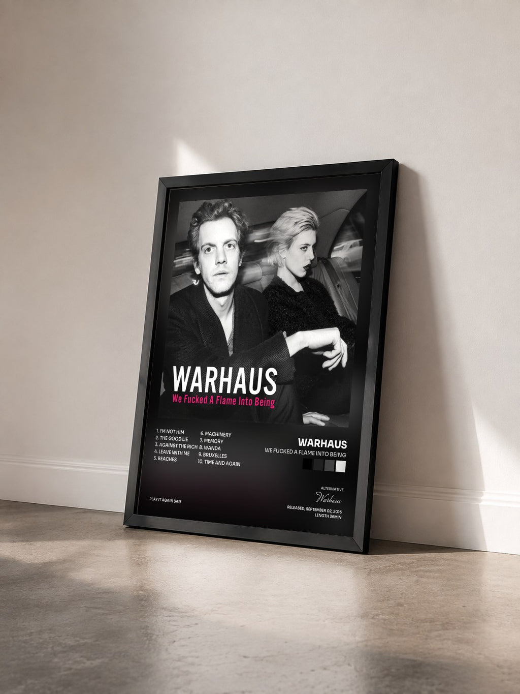 #noir Tableau de l'album We Fucked a Flame Into Being de Warhaus vu de trois quarts, cadre noir