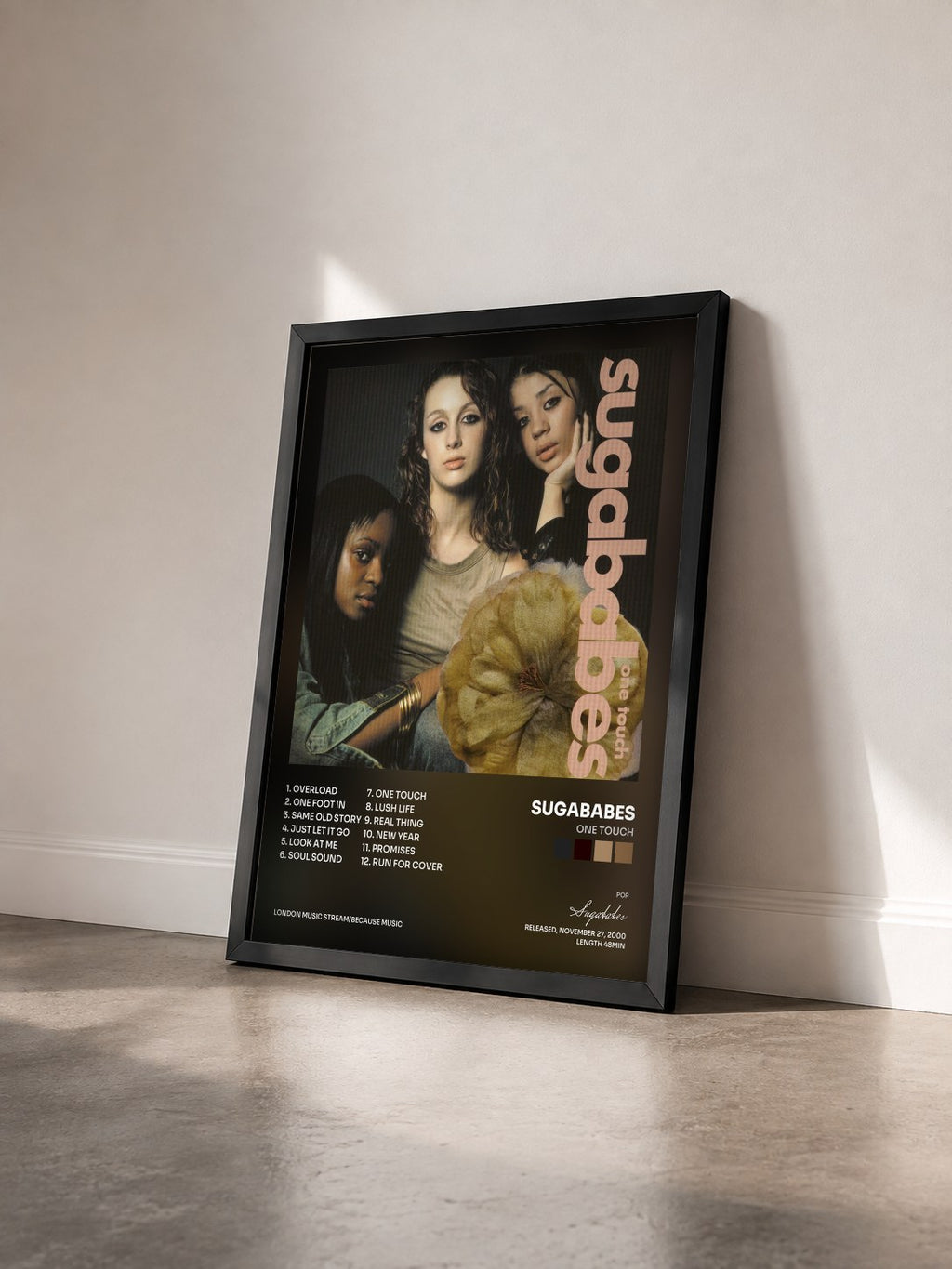 #noir Tableau de l'album One Touch de Sugababes vu de trois quarts, cadre noir