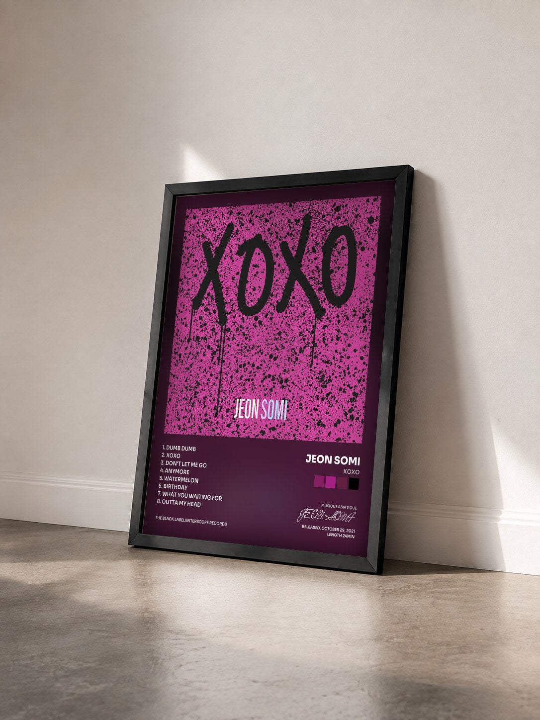 #noir Tableau de l'album XOXO de JEON SOMI vu de trois quarts, cadre noir