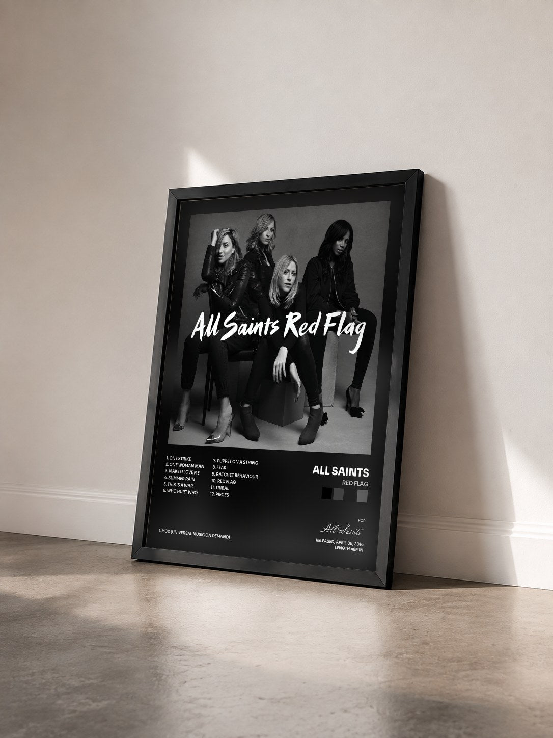 #noir Tableau de l'album Red Flag de All Saints vu de trois quarts, cadre noir