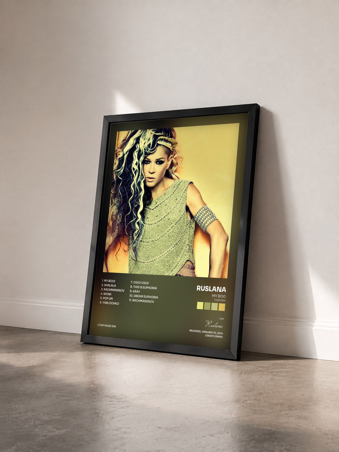#noir Tableau de l'album My Boo (Together!) de Ruslana vu de trois quarts, cadre noir