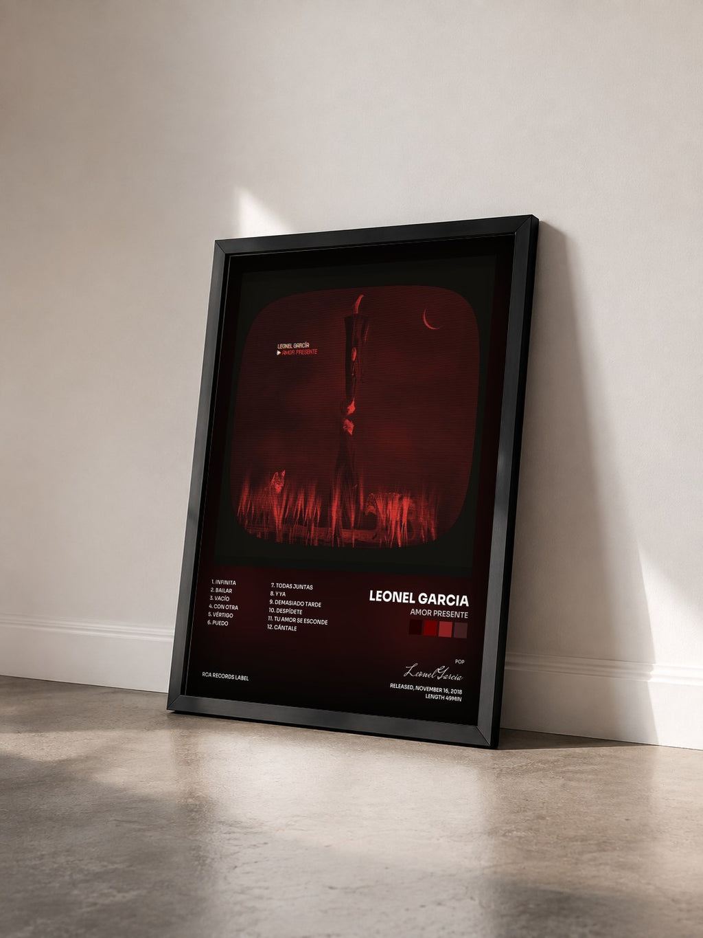 #noir Tableau de l'album Amor Presente de Leonel Garcia vu de trois quarts, cadre noir