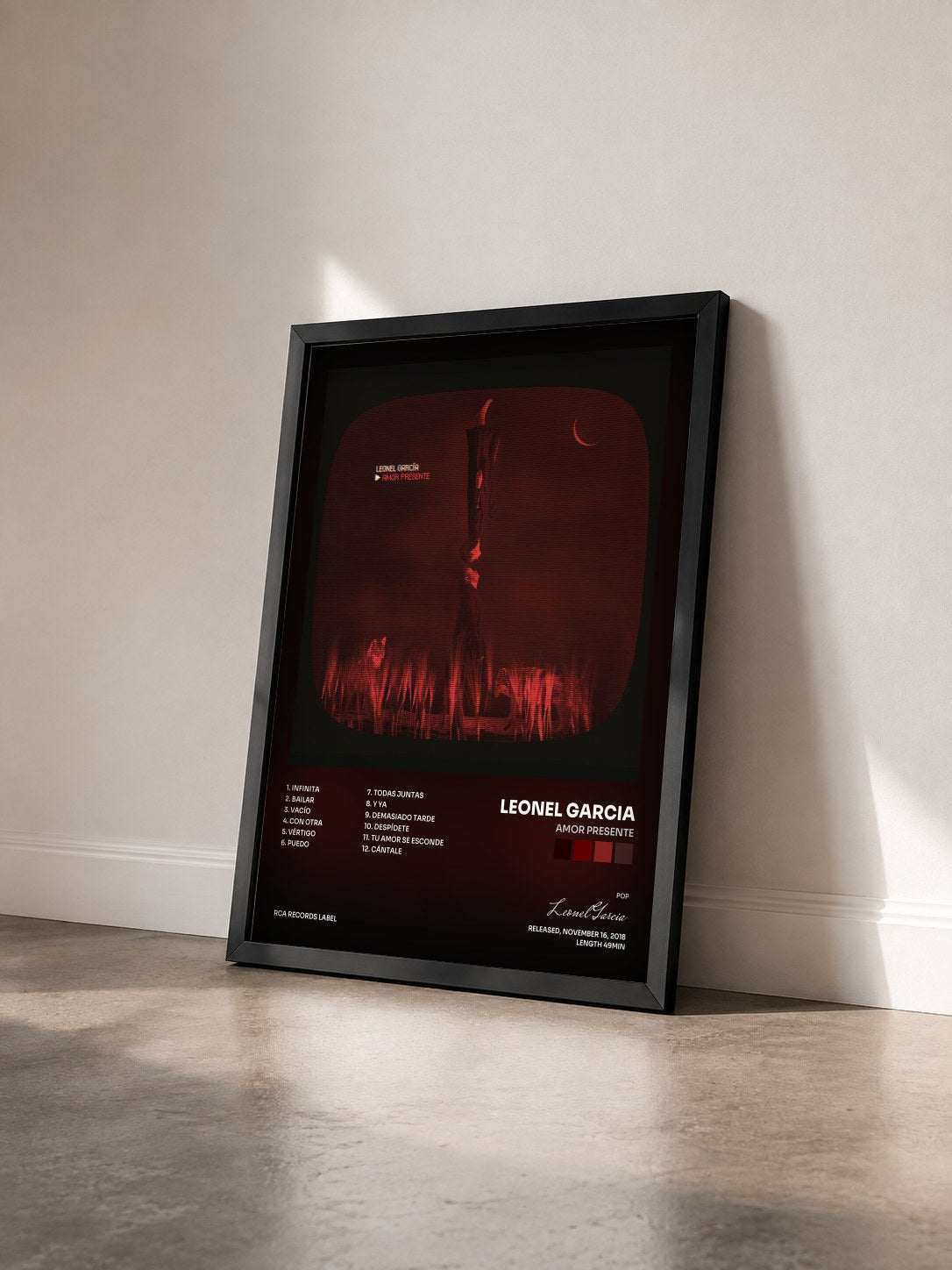 #noir Tableau de l'album Amor Presente de Leonel Garcia vu de trois quarts, cadre noir
