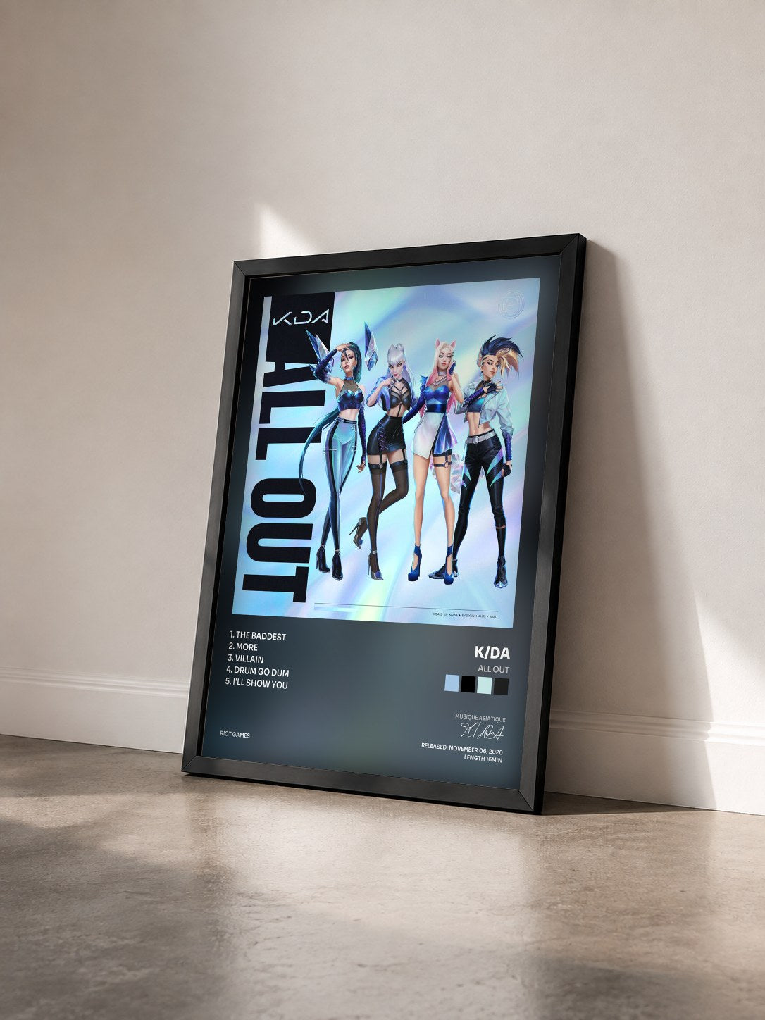 #noir Tableau de l'album ALL OUT de K/DA vu de trois quarts, cadre noir