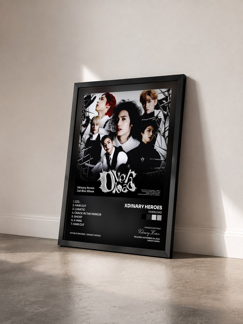 #noir Tableau de l'album Overload de Xdinary Heroes vu de trois quarts, cadre noir