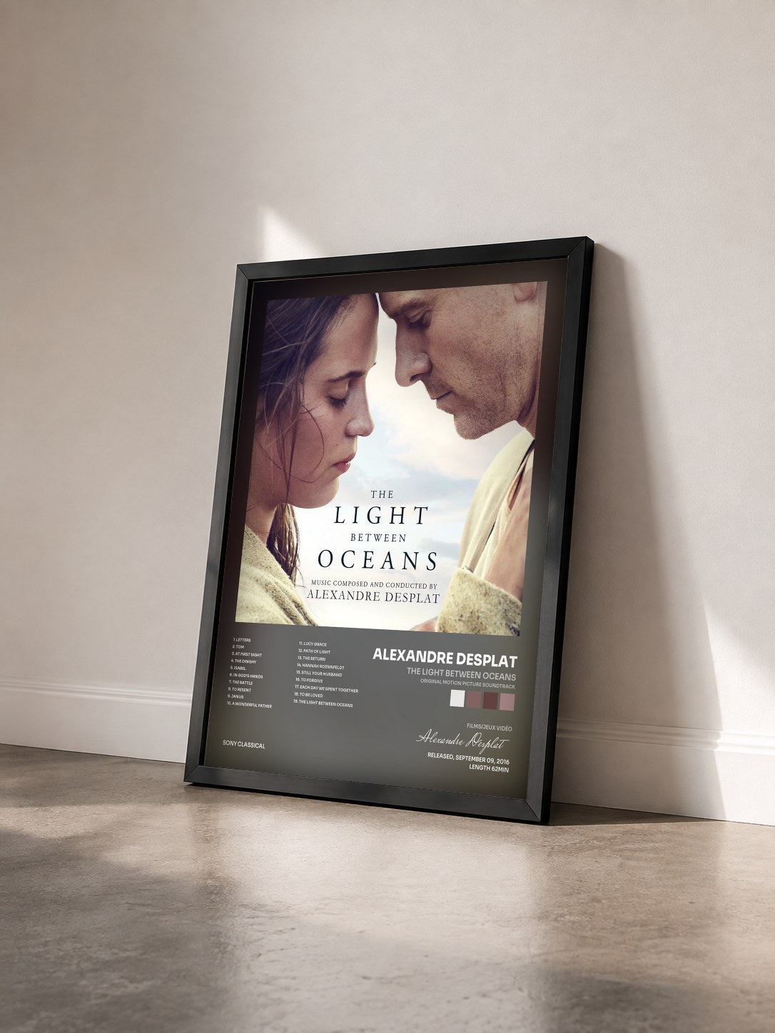 #noir Tableau de l'album The Light Between Oceans (Original Motion Picture Soundtrack) de Alexandre Desplat vu de trois quarts, cadre noir