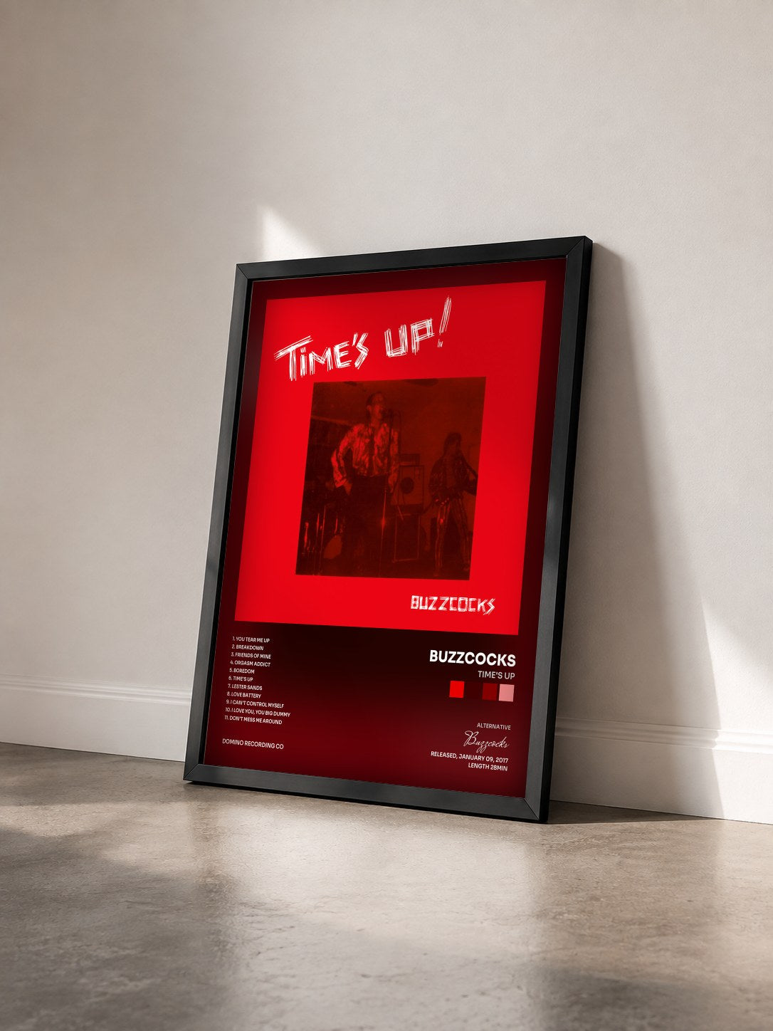 #noir Tableau de l'album Time's Up de Buzzcocks vu de trois quarts, cadre noir