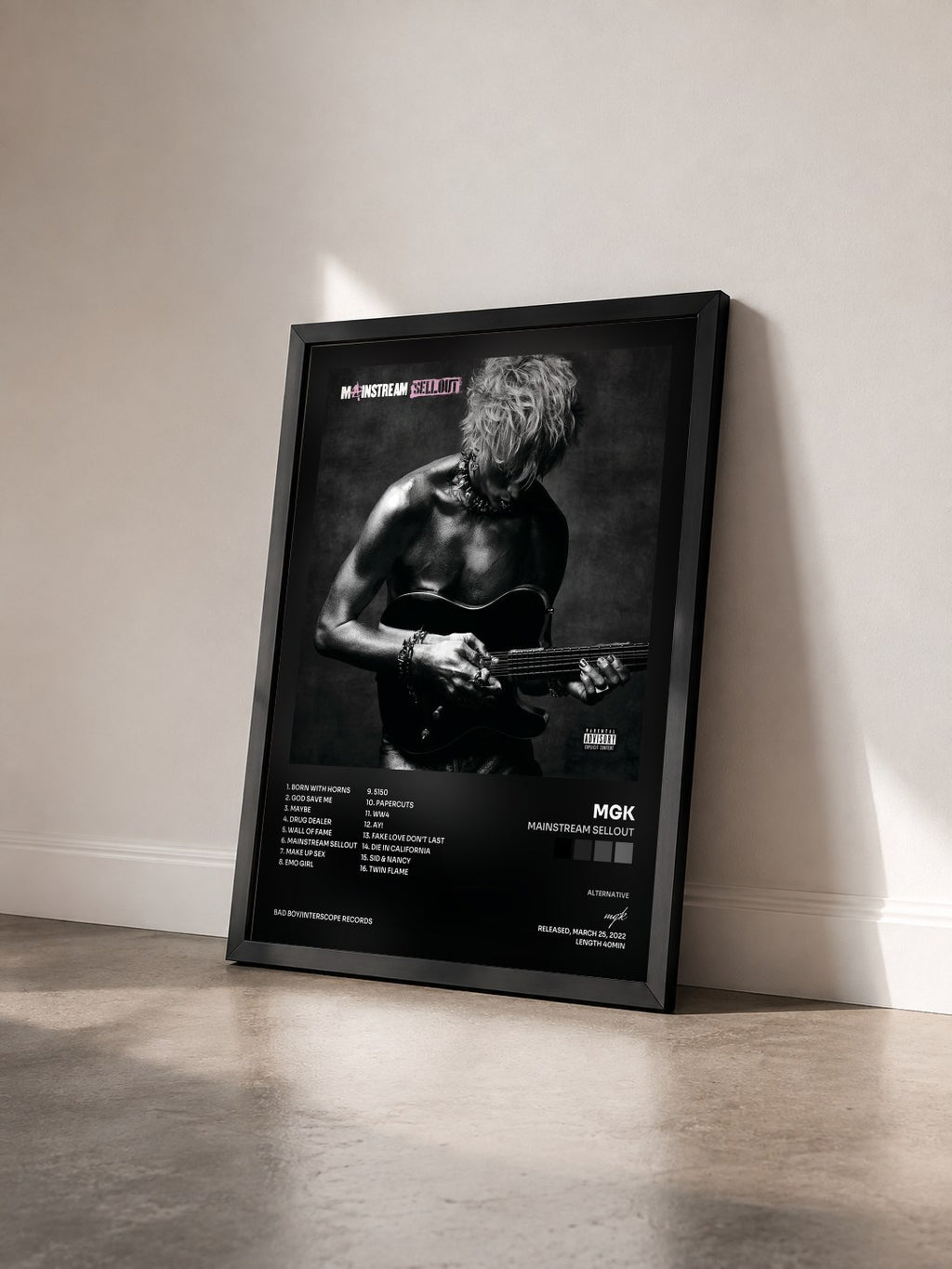 #noir Tableau de l'album mainstream sellout de mgk vu de trois quarts, cadre noir