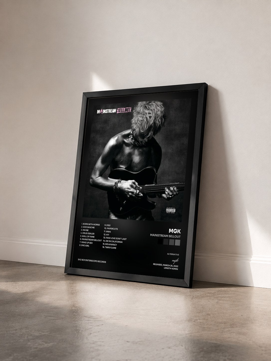 #noir Tableau de l'album mainstream sellout de mgk vu de trois quarts, cadre noir