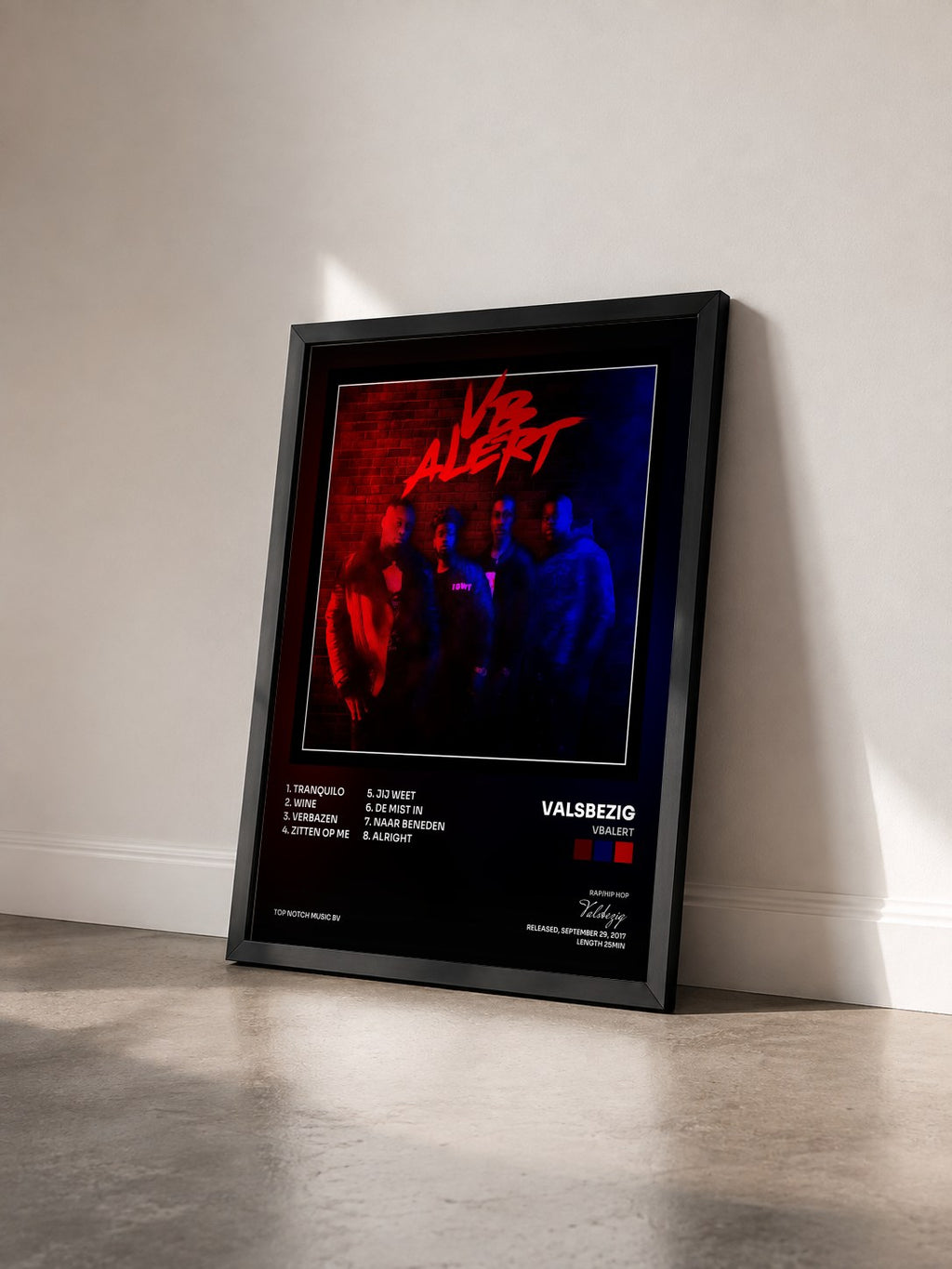 #noir Tableau de l'album VBALERT de Valsbezig vu de trois quarts, cadre noir