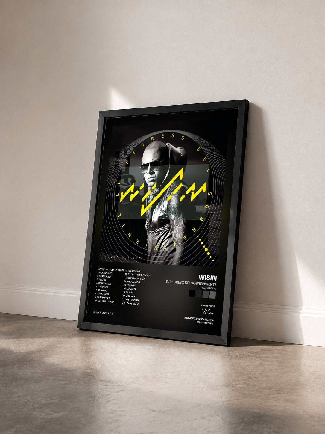 #noir Tableau de l'album El Regreso del Sobreviviente (Deluxe Edition) de Wisin vu de trois quarts, cadre noir