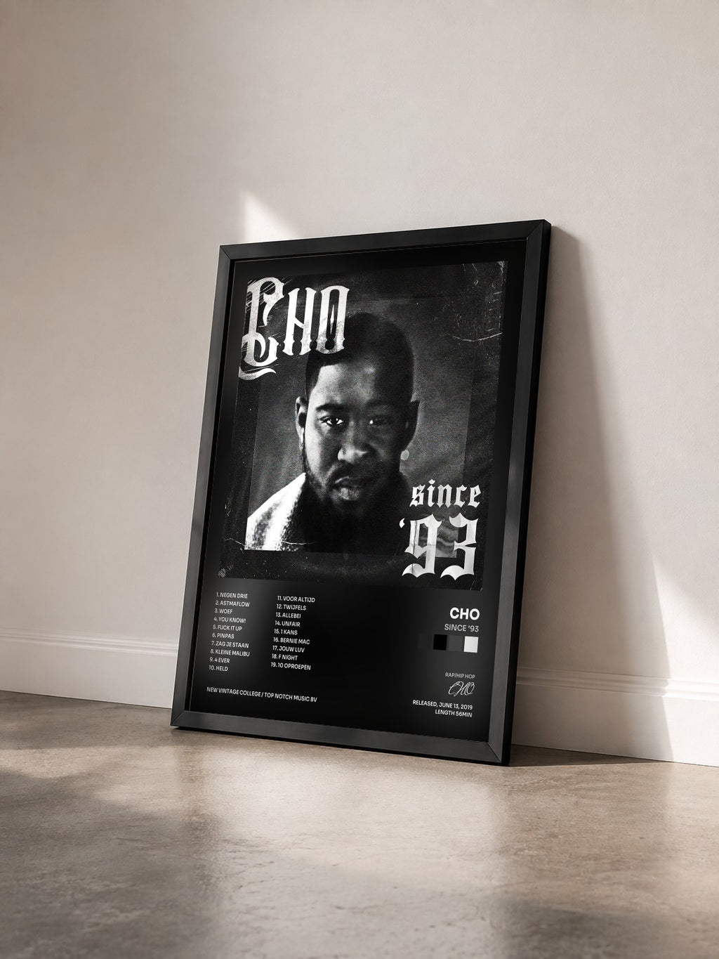 #noir Tableau de l'album SINCE '93 de CHO vu de trois quarts, cadre noir