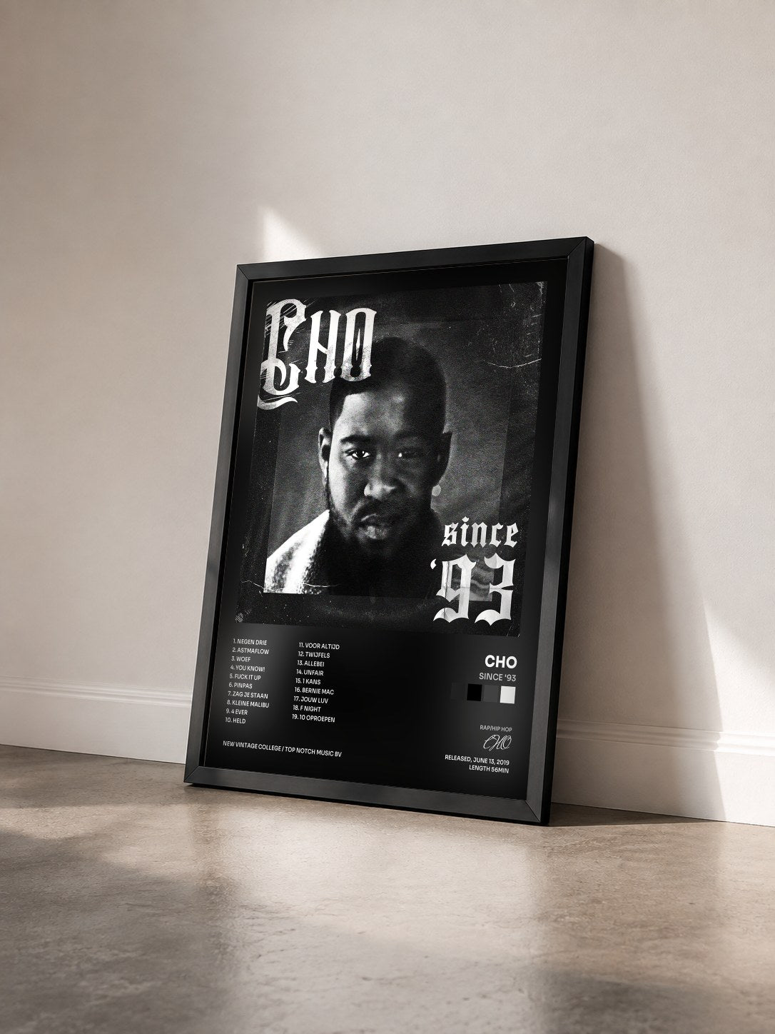 #noir Tableau de l'album SINCE '93 de CHO vu de trois quarts, cadre noir