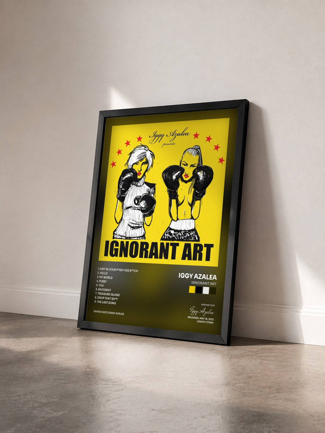 #noir Tableau de l'album Ignorant Art de Iggy Azalea vu de trois quarts, cadre noir