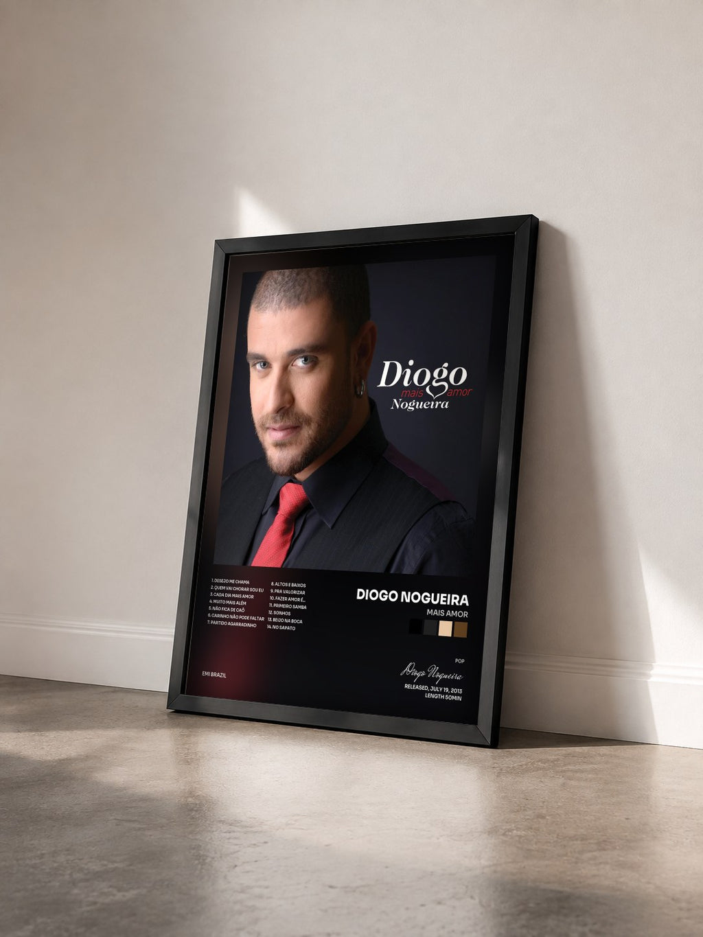 #noir Tableau de l'album Mais Amor de Diogo Nogueira vu de trois quarts, cadre noir