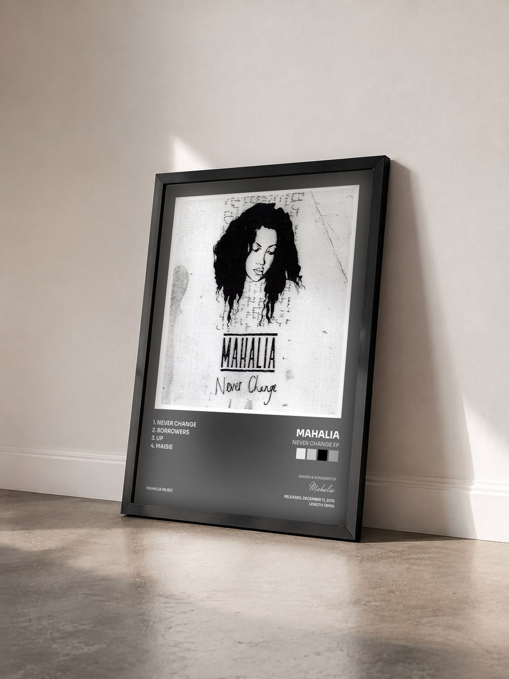 #noir Tableau de l'album Never Change EP de Mahalia vu de trois quarts, cadre noir