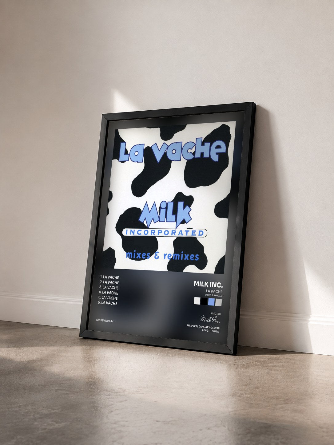 #noir Tableau de l'album La Vache (Mixes & Remixes) de Milk Inc. vu de trois quarts, cadre noir