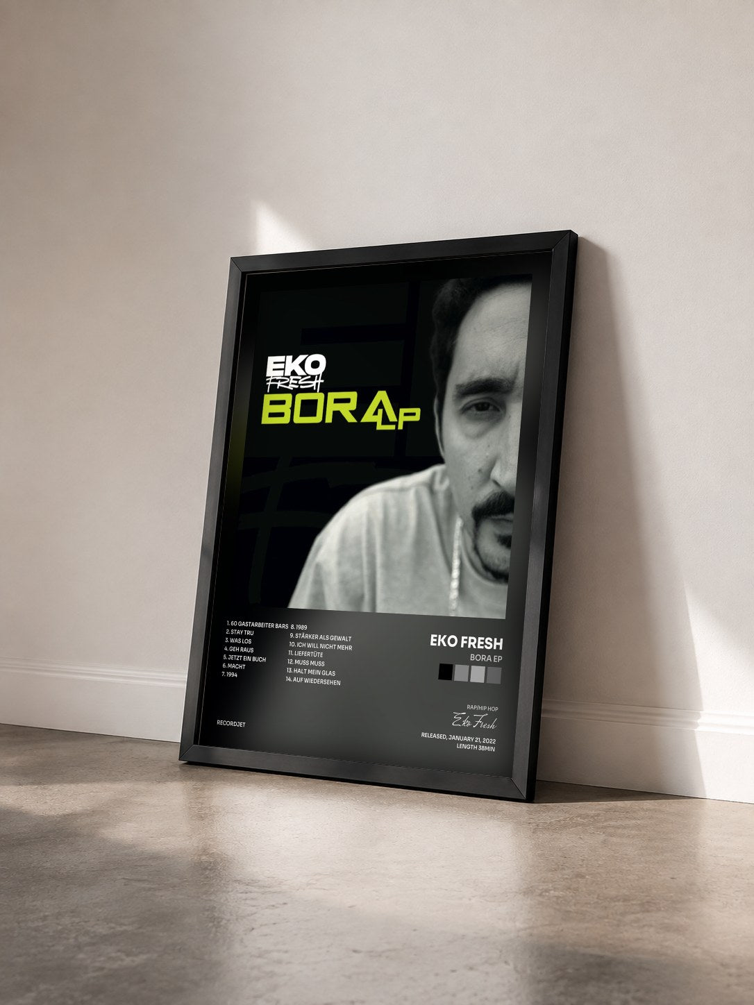 #noir Tableau de l'album Bora EP de Eko Fresh vu de trois quarts, cadre noir