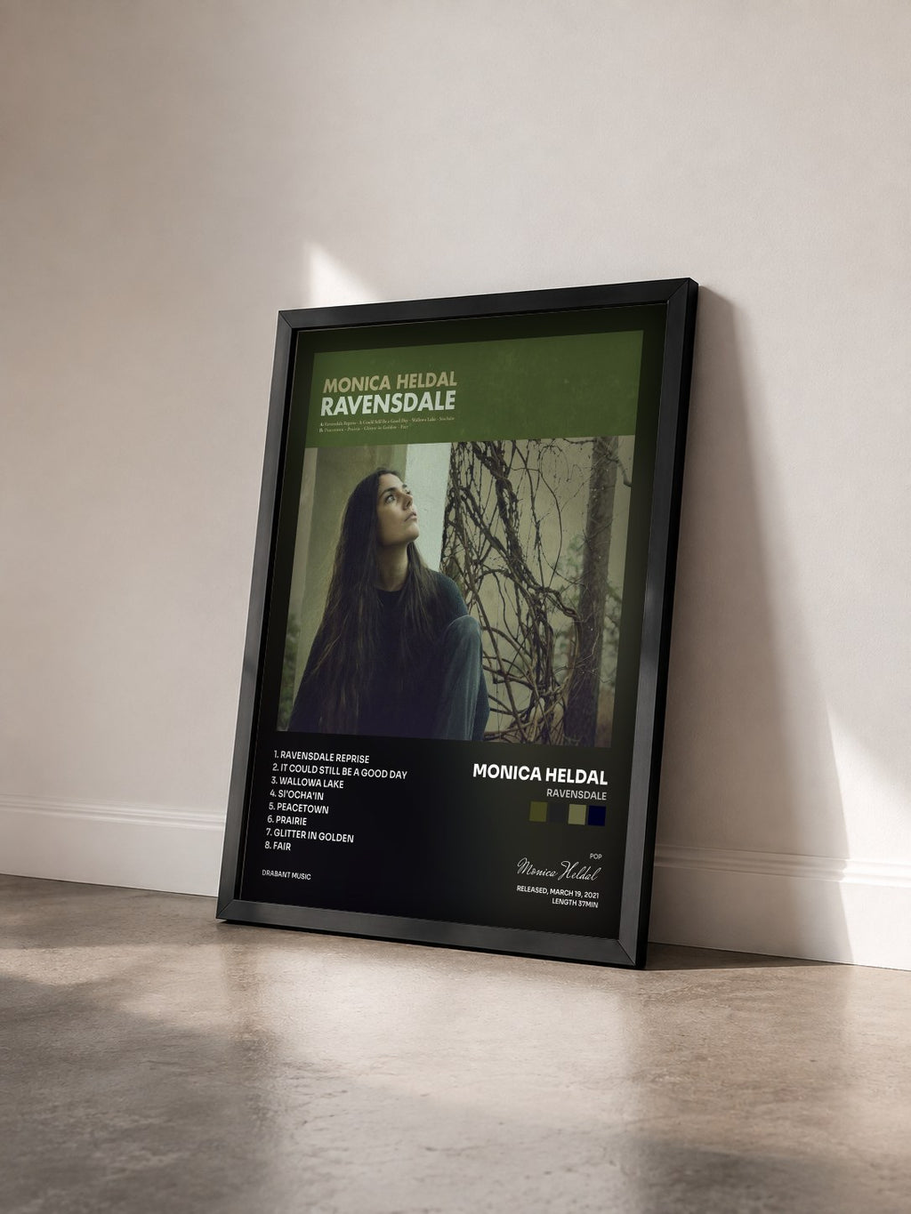 #noir Tableau de l'album Ravensdale de Monica Heldal vu de trois quarts, cadre noir