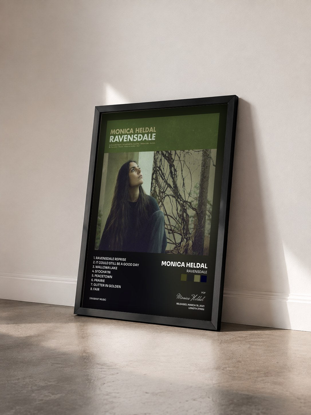 #noir Tableau de l'album Ravensdale de Monica Heldal vu de trois quarts, cadre noir
