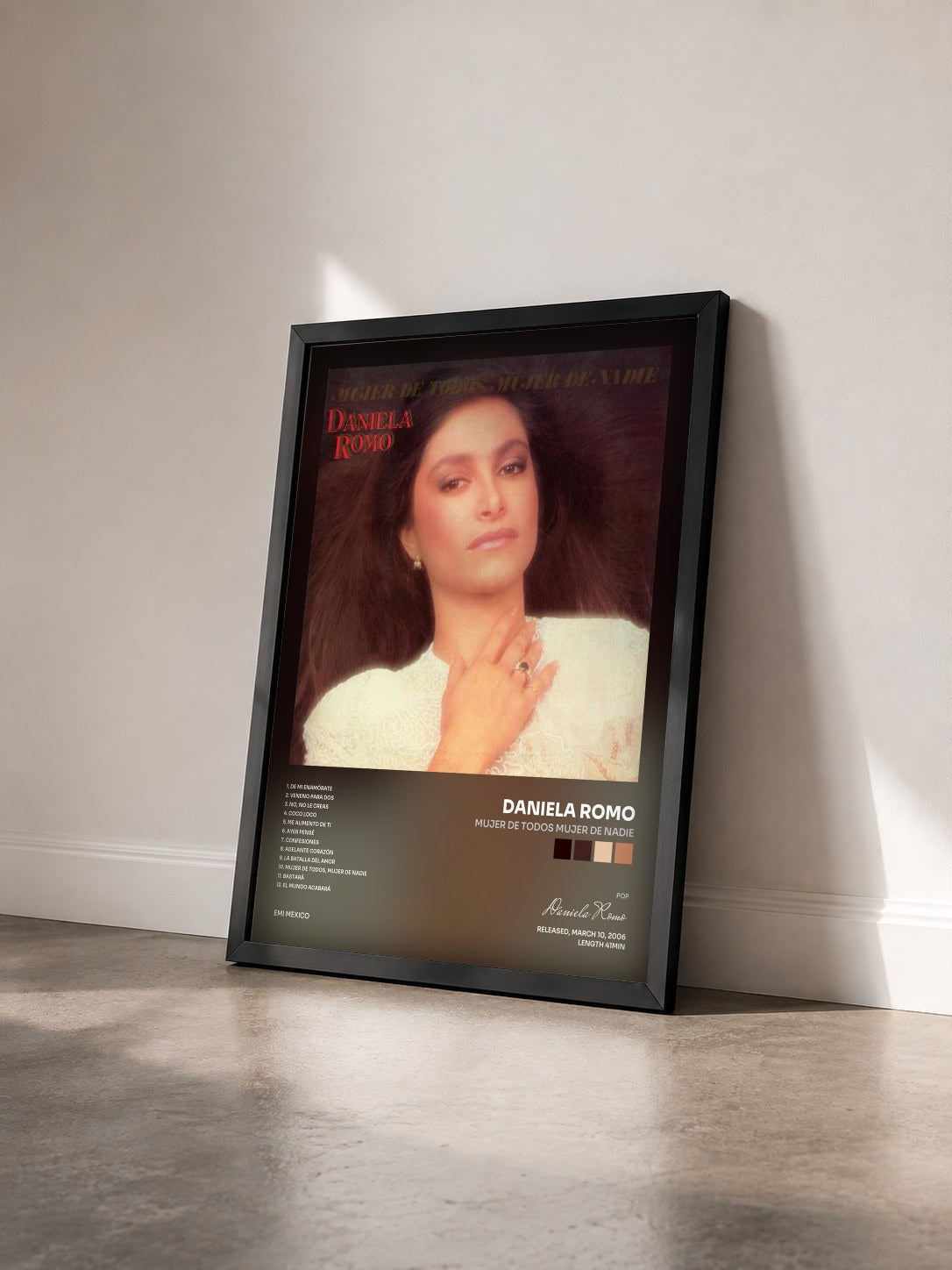 #noir Tableau de l'album Mujer De Todos Mujer De Nadie de Daniela Romo vu de trois quarts, cadre noir
