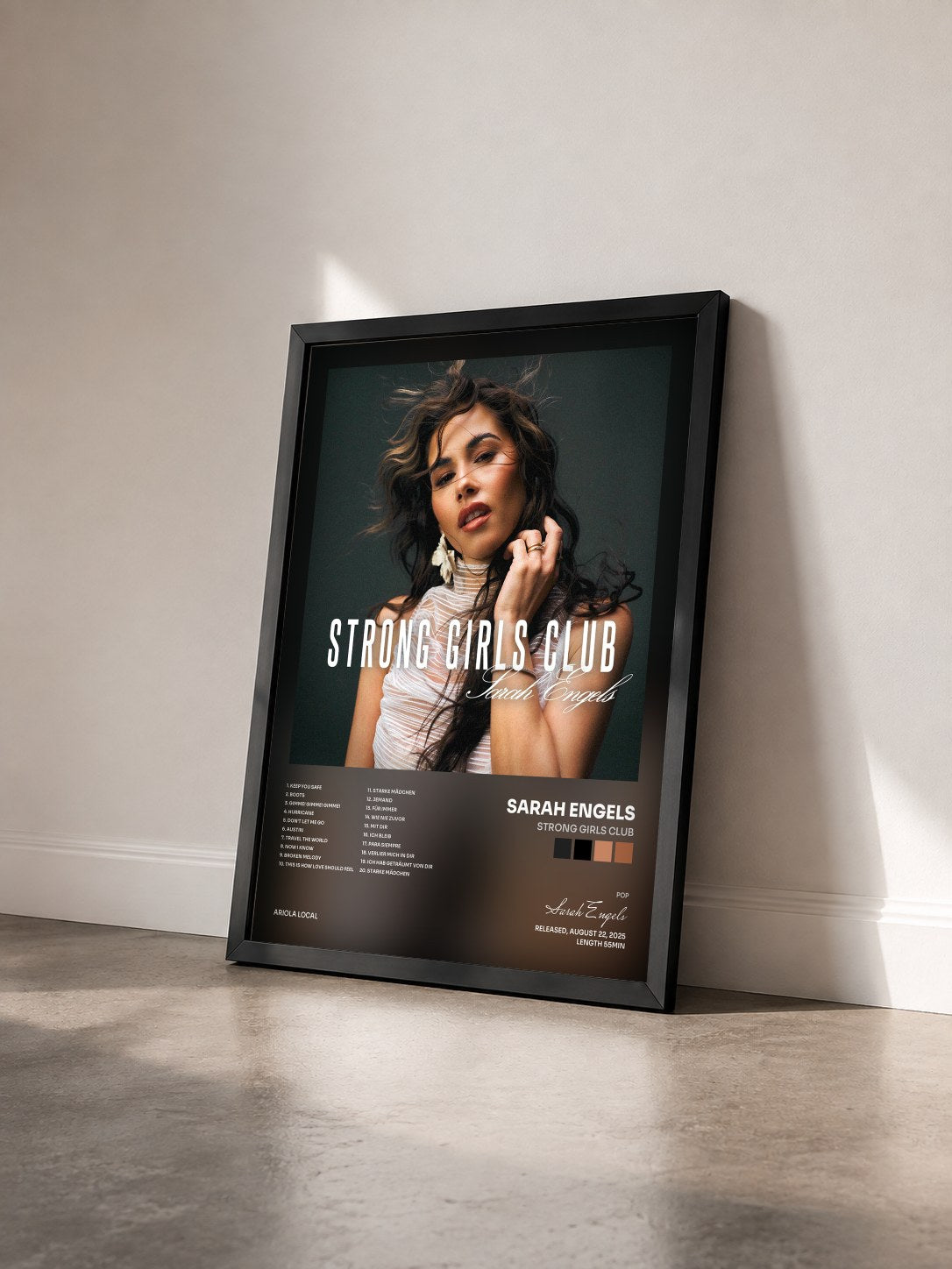 #noir Tableau de l'album STRONG GIRLS CLUB de Sarah Engels vu de trois quarts, cadre noir