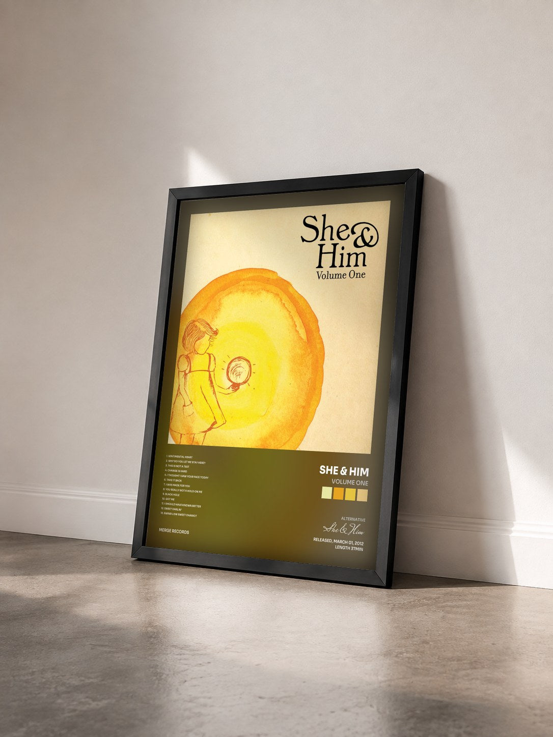 #noir Tableau de l'album Volume One de She & Him vu de trois quarts, cadre noir