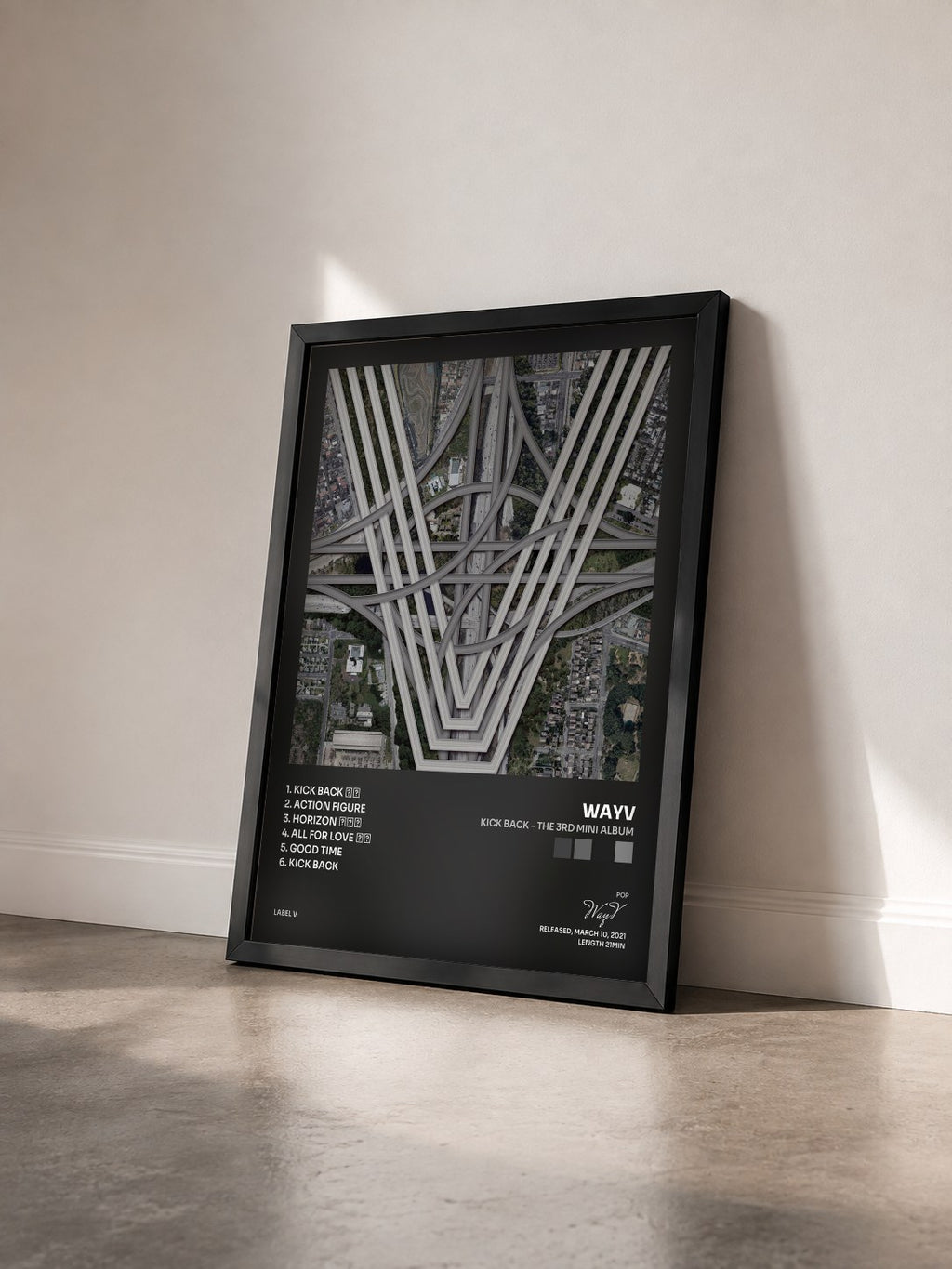 #noir Tableau de l'album Kick Back - The 3rd Mini Album de WayV vu de trois quarts, cadre noir