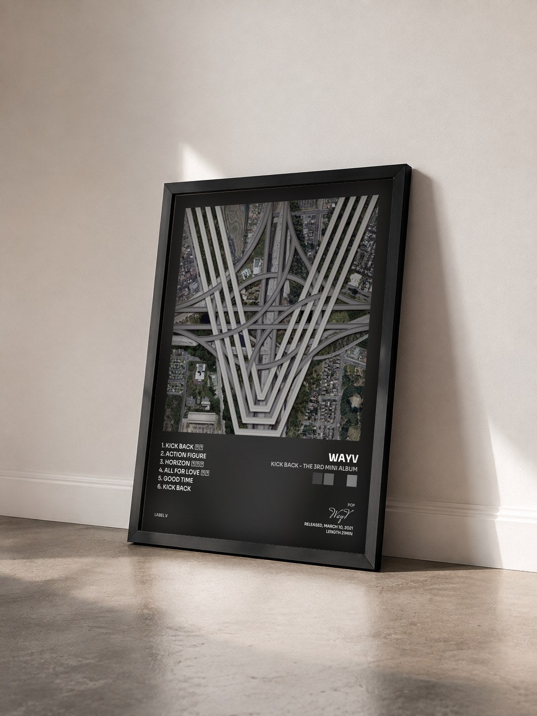 #noir Tableau de l'album Kick Back - The 3rd Mini Album de WayV vu de trois quarts, cadre noir