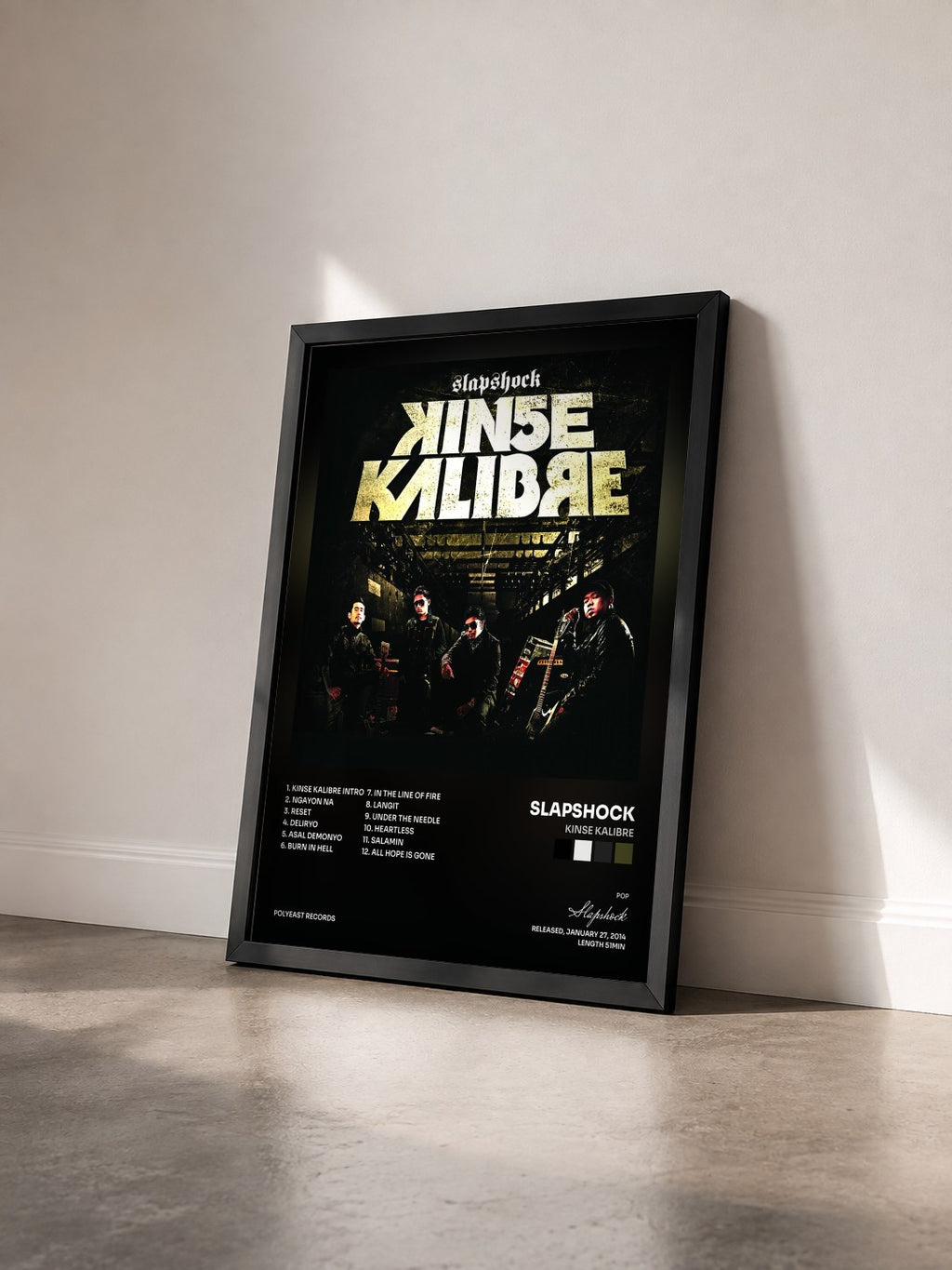 #noir Tableau de l'album Kinse Kalibre de Slapshock vu de trois quarts, cadre noir