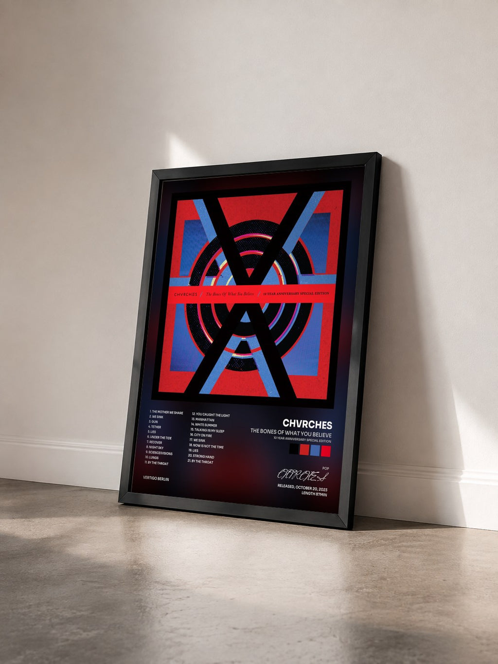 #noir Tableau de l'album The Bones Of What You Believe (10 Year Anniversary Special Edition) de CHVRCHES vu de trois quarts, cadre noir