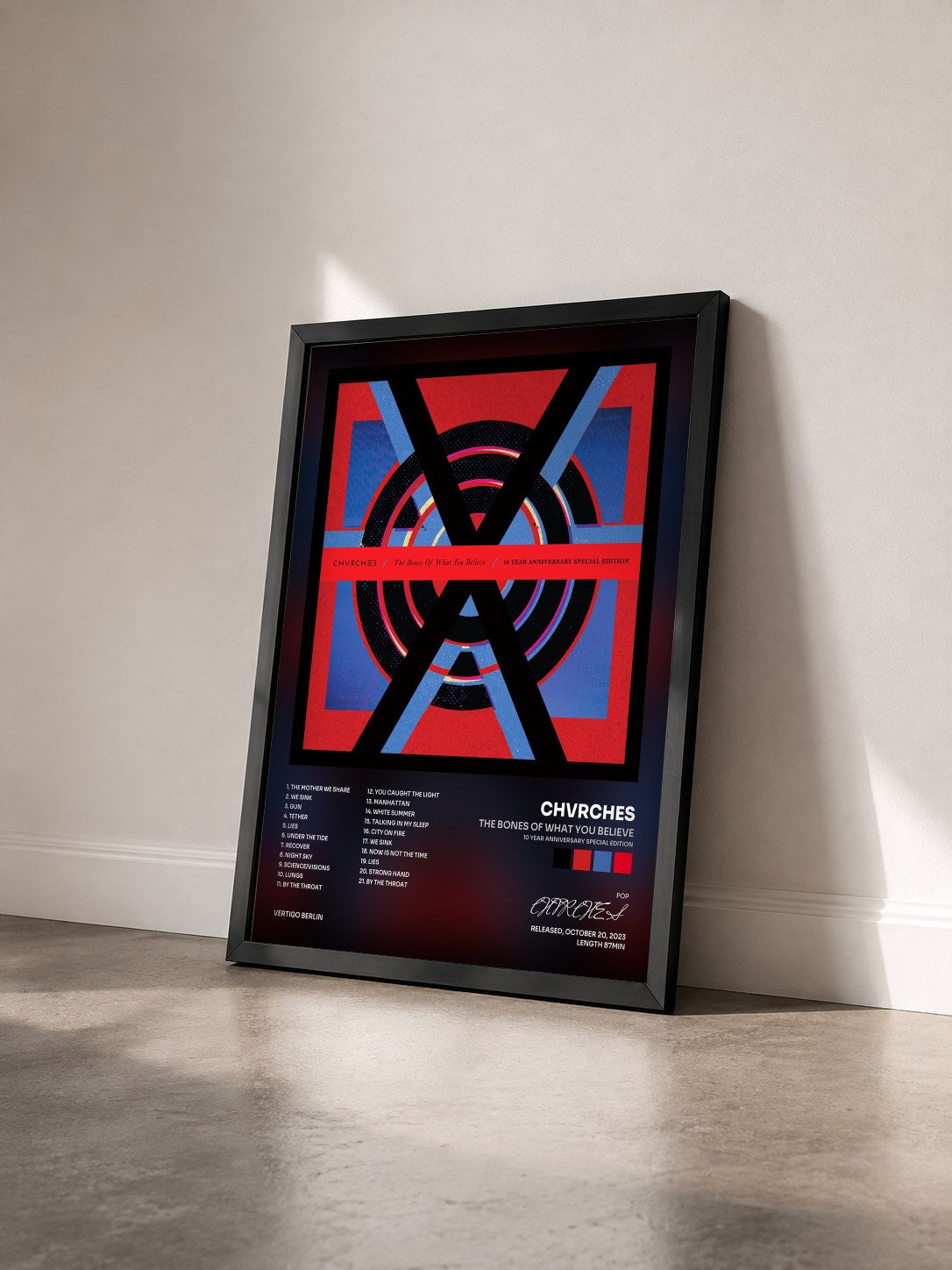 #noir Tableau de l'album The Bones Of What You Believe (10 Year Anniversary Special Edition) de CHVRCHES vu de trois quarts, cadre noir