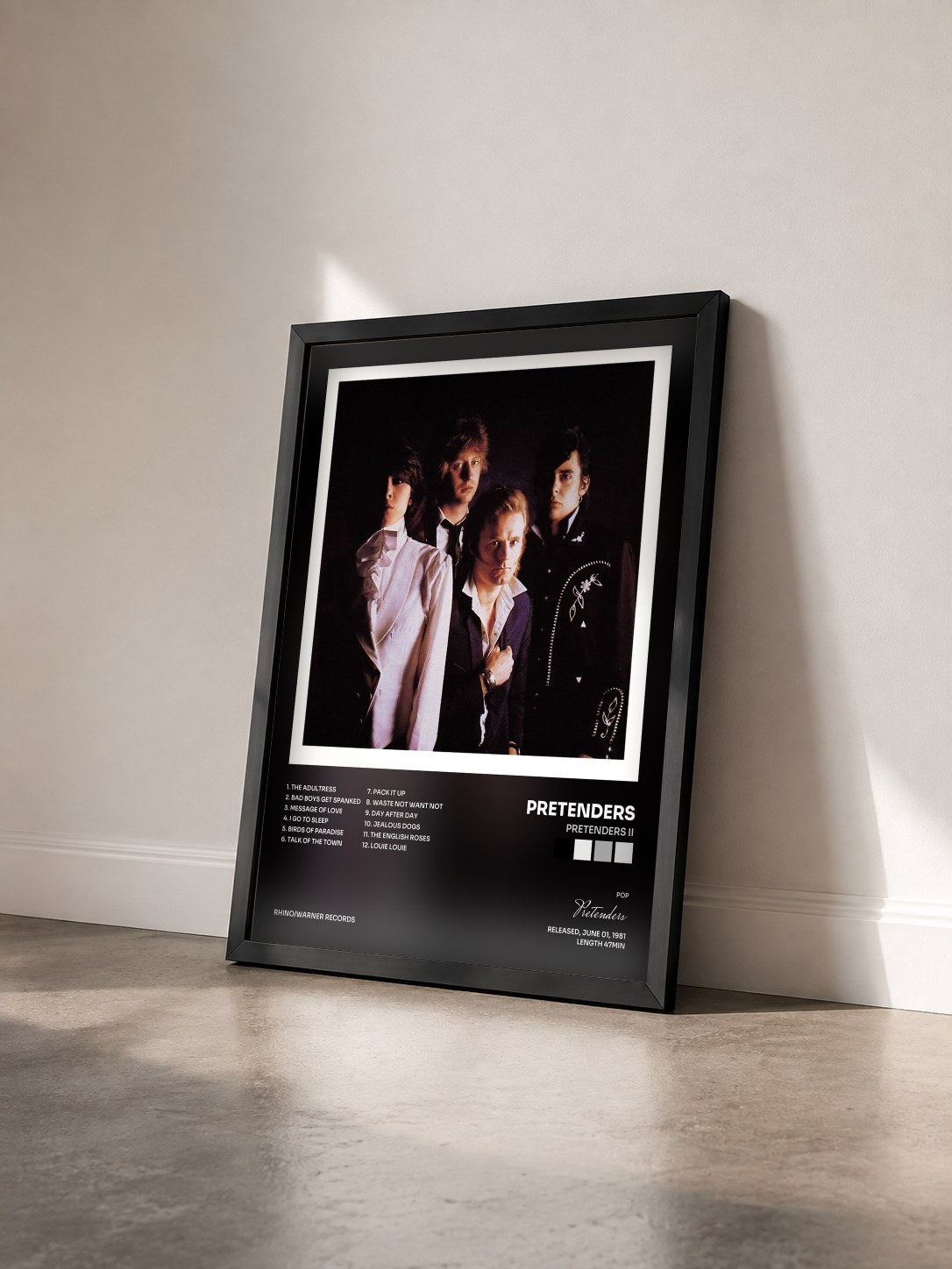 #noir Tableau de l'album Pretenders II de Pretenders vu de trois quarts, cadre noir