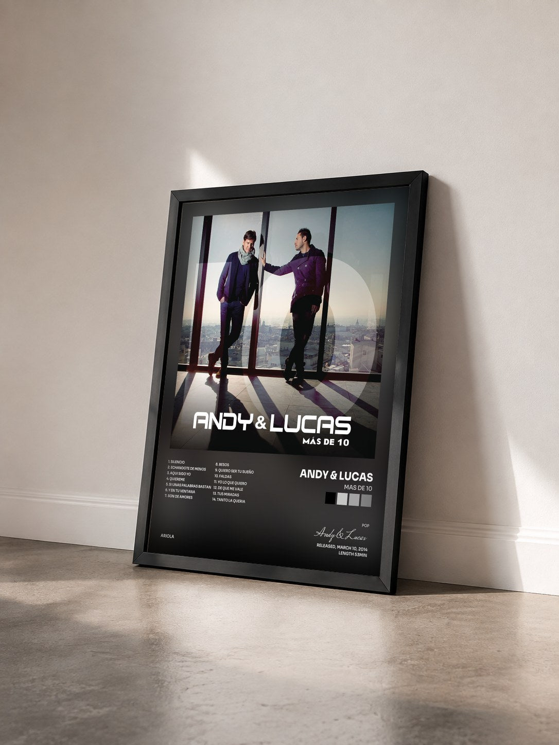 #noir Tableau de l'album Mas de 10 de Andy & Lucas vu de trois quarts, cadre noir