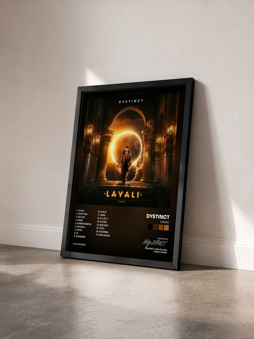 #noir Tableau de l'album LAYALI de DYSTINCT vu de trois quarts, cadre noir