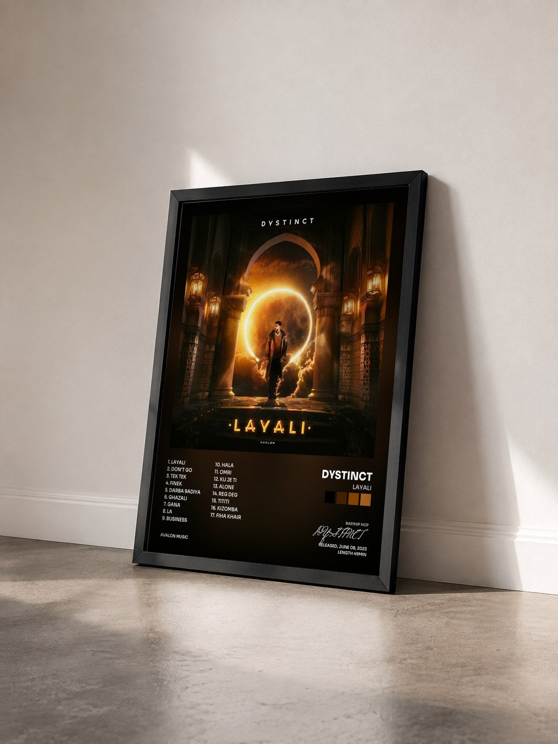 #noir Tableau de l'album LAYALI de DYSTINCT vu de trois quarts, cadre noir