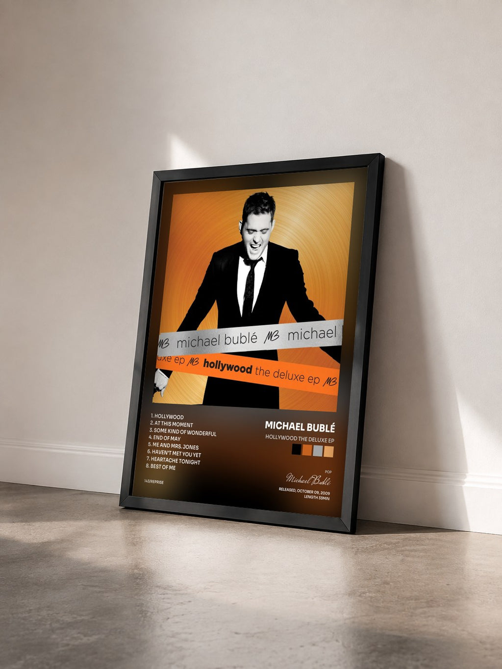 #noir Tableau de l'album Hollywood The Deluxe EP de Michael Bublé vu de trois quarts, cadre noir