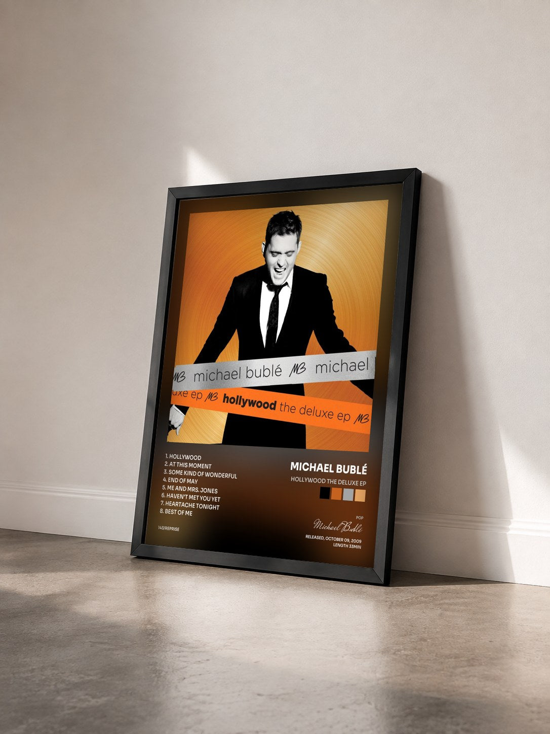 #noir Tableau de l'album Hollywood The Deluxe EP de Michael Bublé vu de trois quarts, cadre noir