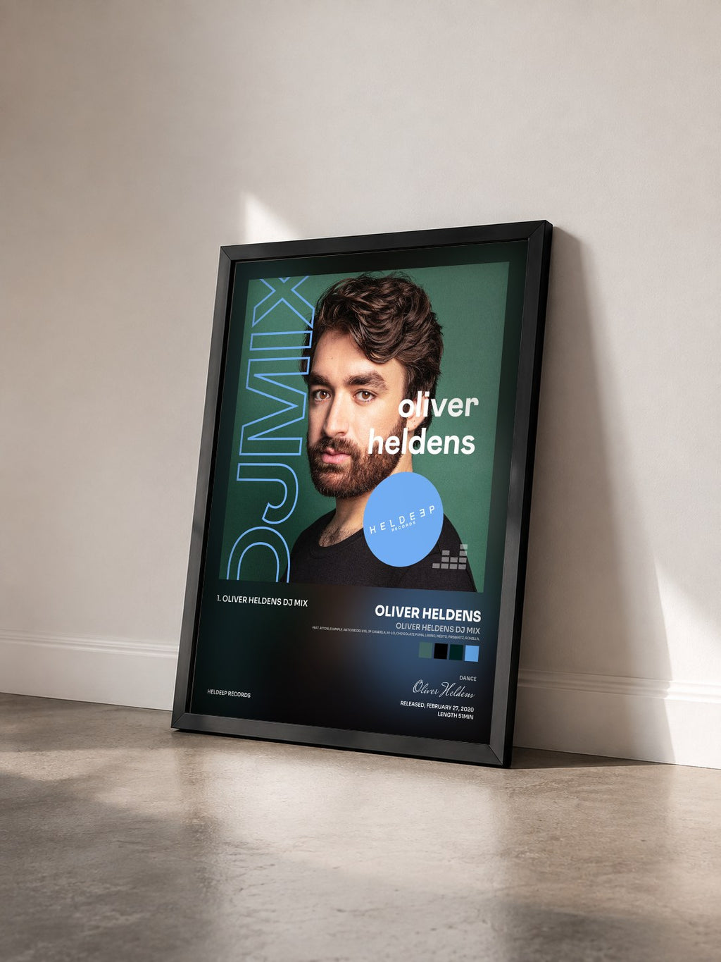 #noir Oliver Heldens DJ Mix (feat. Riton, Example, Antoine Delvig, JP Candela, HI-LO, Chocolate Puma, Lenno, Mesto, Firebeatz, Schella,  von Oliver Heldens als gerahmter Kunstdruck von schräg gesehen, schwarzer Rahmen