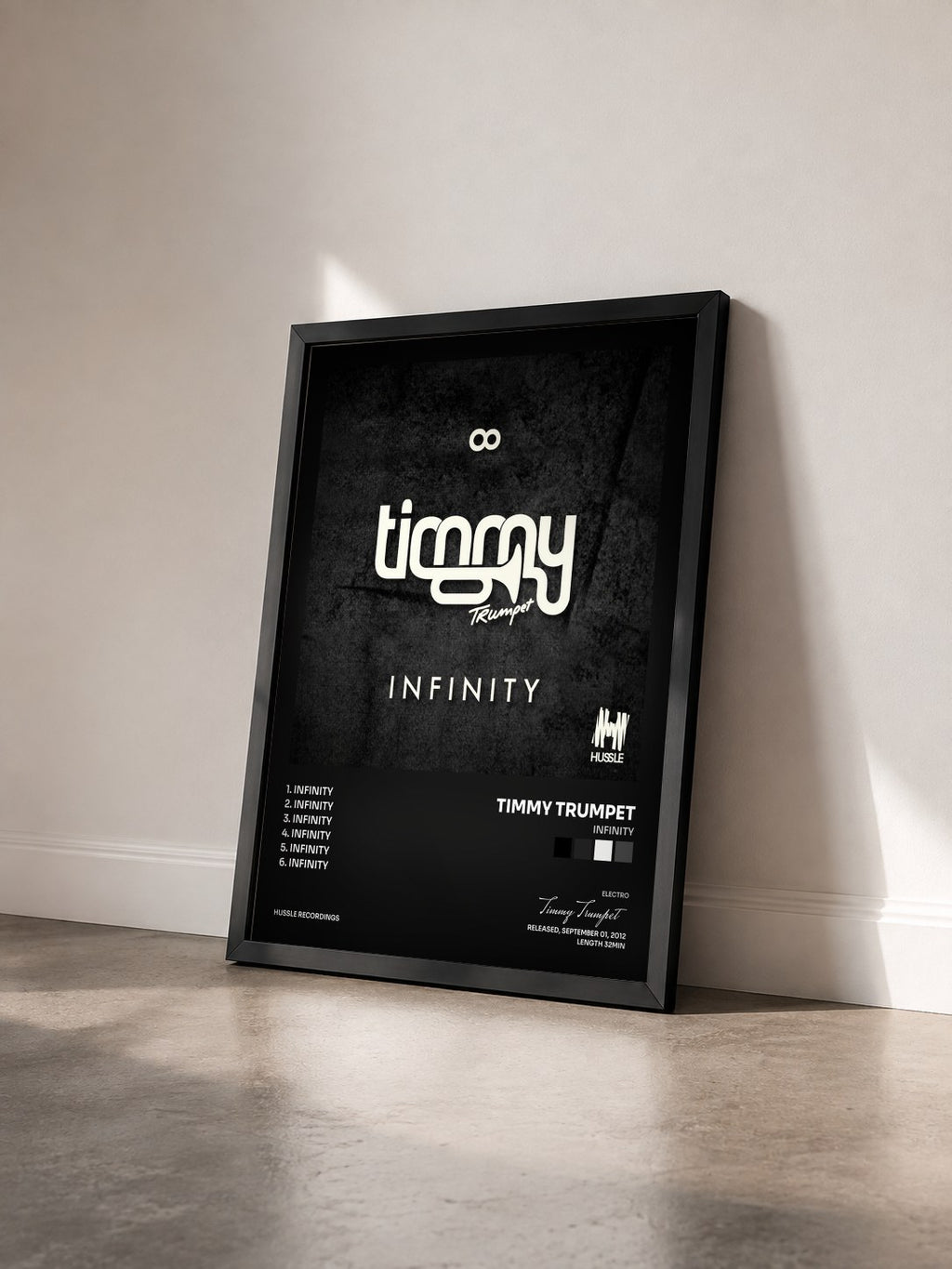 #noir Tableau de l'album Infinity de Timmy Trumpet vu de trois quarts, cadre noir
