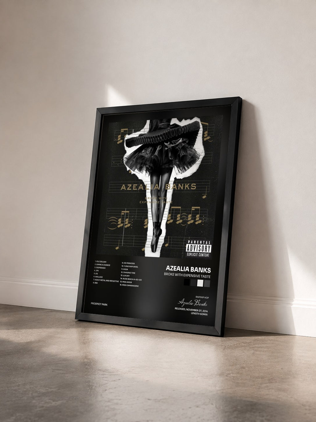#noir Tableau de l'album Broke with Expensive Taste de Azealia Banks vu de trois quarts, cadre noir