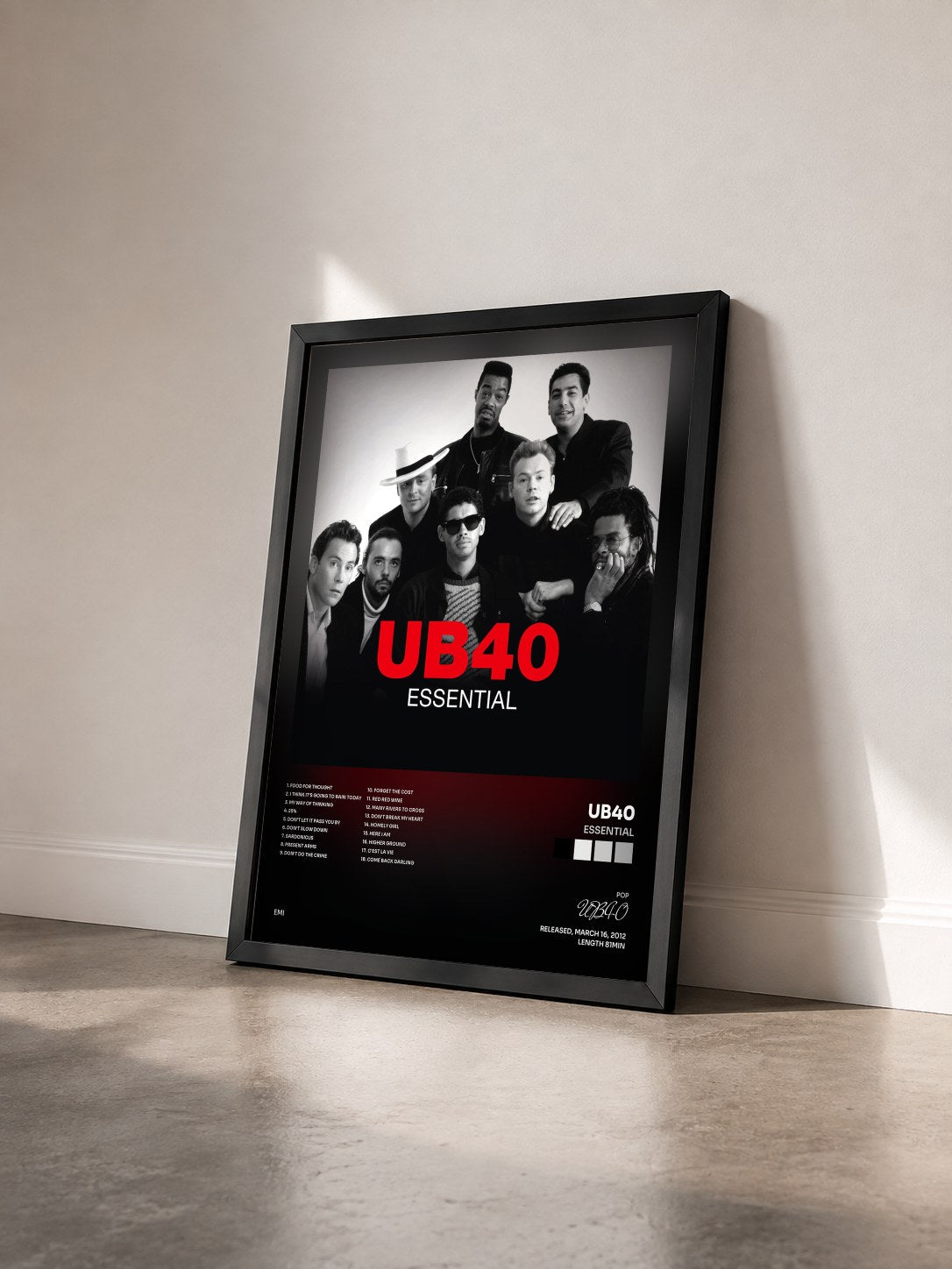 #noir Tableau de l'album Essential de UB40 vu de trois quarts, cadre noir