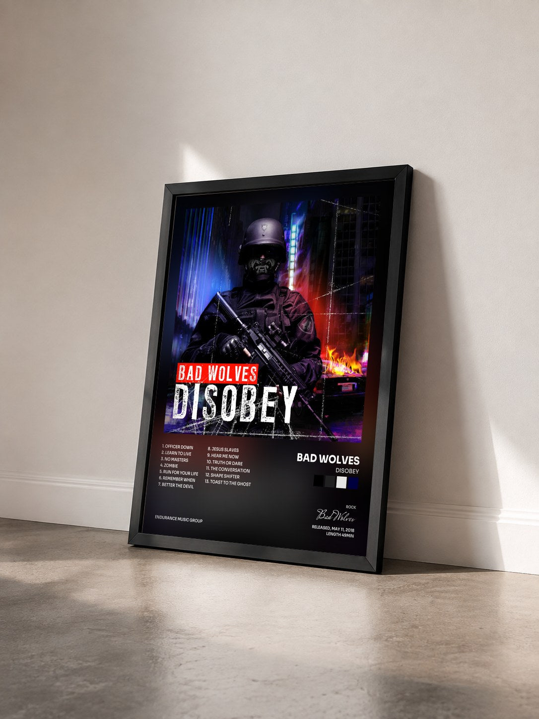 #noir Tableau de l'album Disobey de Bad Wolves vu de trois quarts, cadre noir